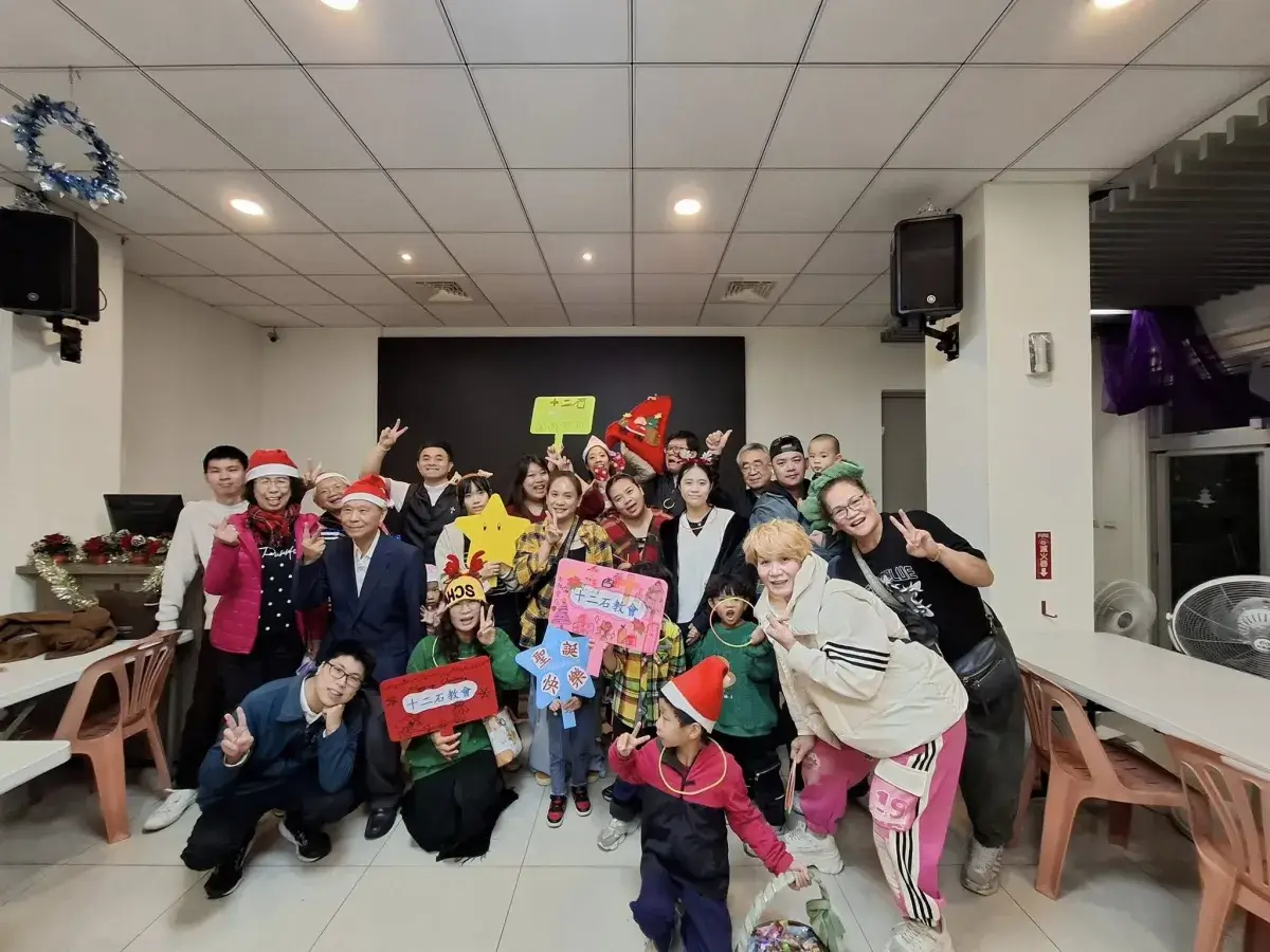 兒童主日學孩子們在社區路口唱詩歌報佳音,分享聖誕禮物。