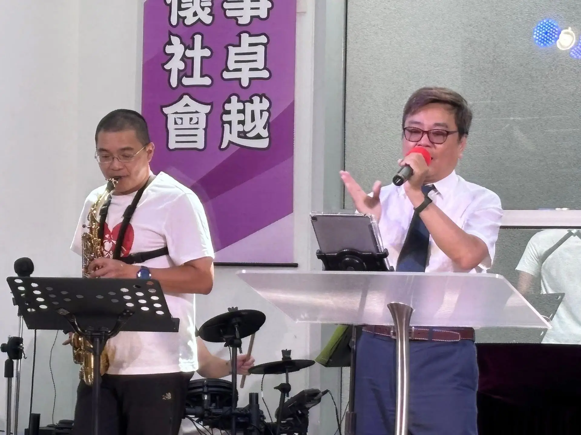 十二石教會敬拜團獻上合一敬拜